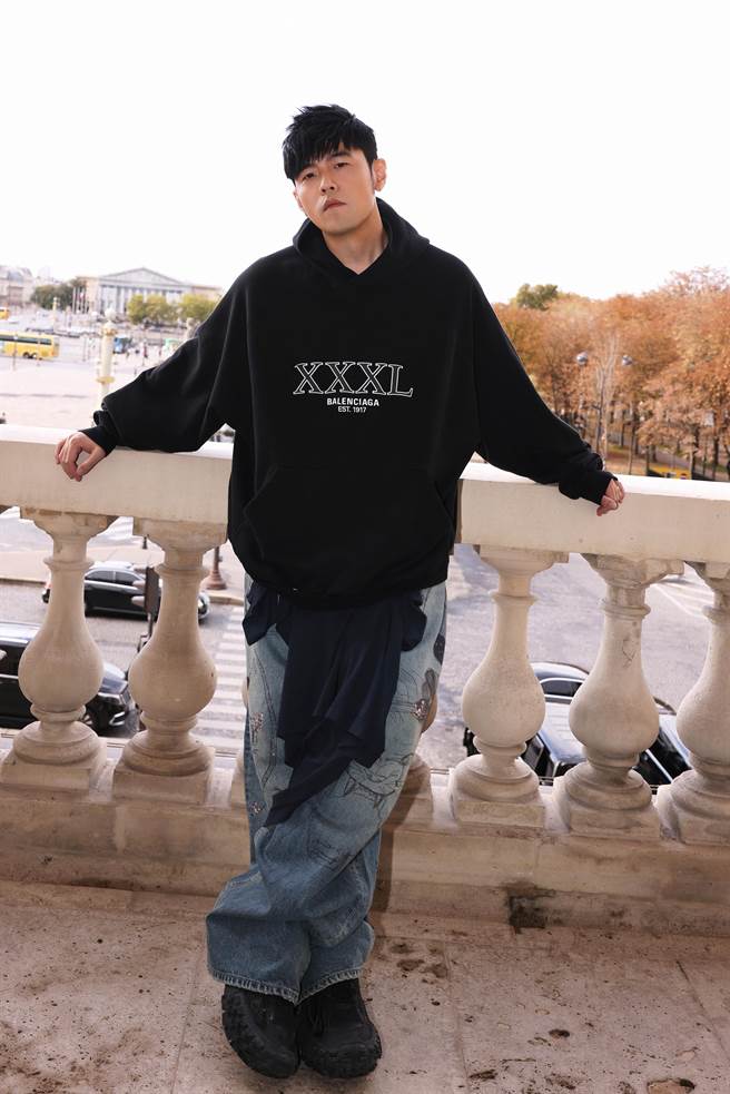 周杰倫穿著Balenciaga印有「XXXL」的寬鬆連帽衫。（Balenciaga提供）