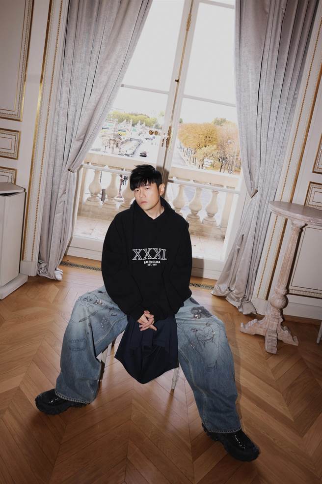 周杰倫穿著Balenciaga印有「XXXL」的寬鬆連帽衫。（Balenciaga提供）