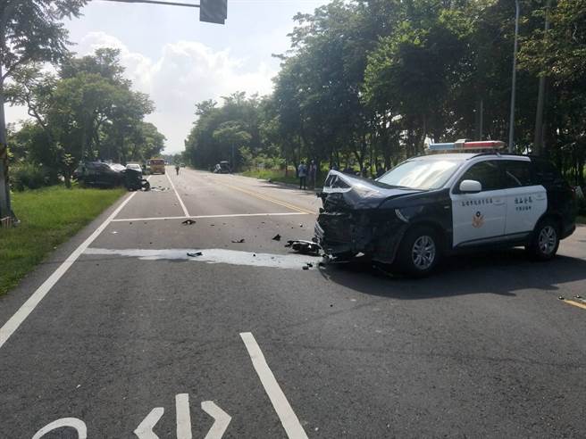 高雄市一辆警车与一辆宝马车（BMW）在台29线发生车祸。（翻摄照片／林瑞益高雄传真）