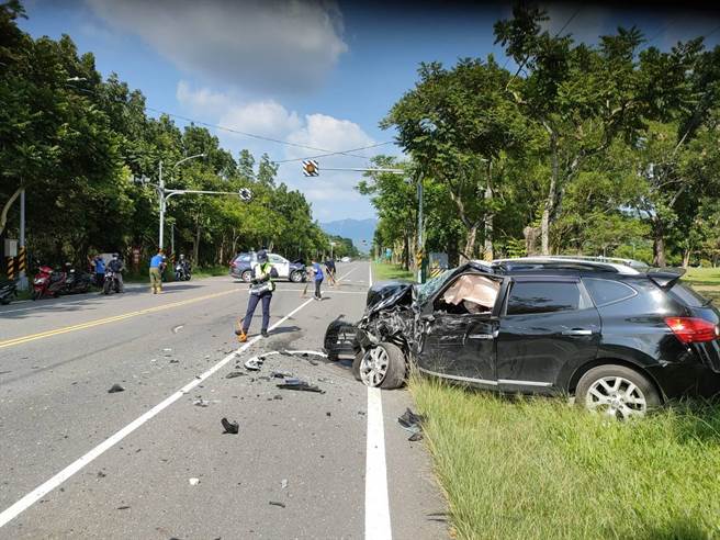 高雄市旗山一辆警车与一辆宝马车（BMW）发生车祸，图为被波及的休旅车。（翻摄照片／林瑞益高雄传真）