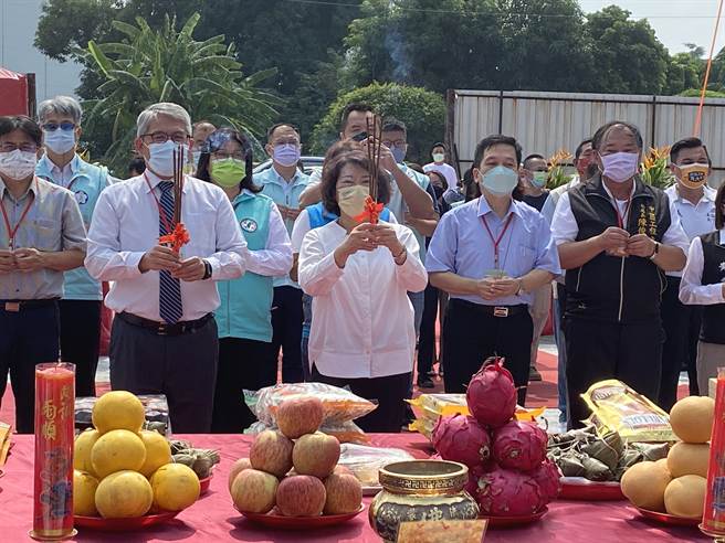 内政部政务次长花敬群（前排左）、嘉义市长黄敏惠（前排右）、立委王美惠等人为博爱安居社宅祈福。（廖素慧摄），