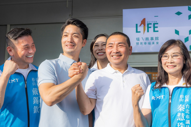 國民黨台北市長候選人蔣萬安（左二）昨合體新北市長侯友宜（右二）。（圖 / 翻攝自侯友宜臉書）