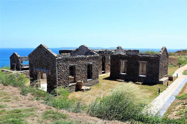 三仙塔及周边废弃军事营舍景观重新整建，设置全区参观动线、炮堡修復及整体环境整顿、并配置休憩座椅等，工程已于今年8月完工。（张茂雄摄）