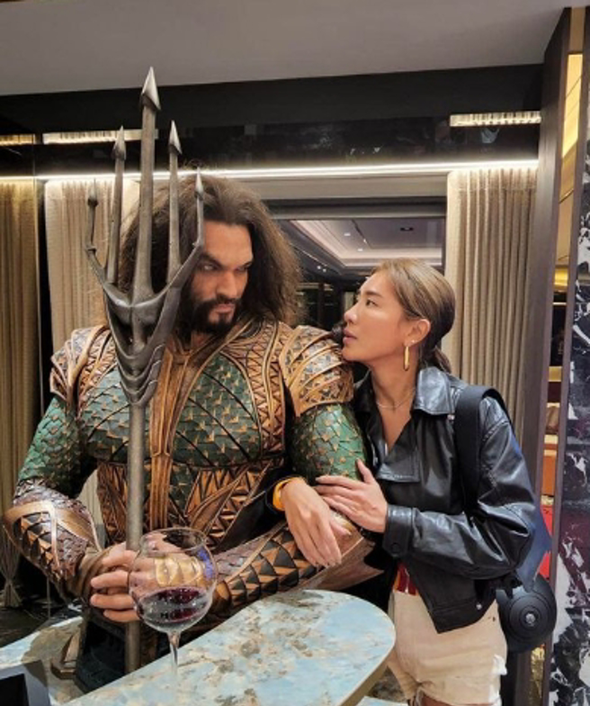 小祯突PO出和水行侠对视的照片。（图／翻摄自小祯IG@karenhu1984）