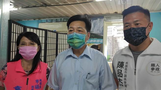 桃园市长参选人郑宝清（中），表示桃园市长郑文灿、前新竹市长林智坚、民进党桃园市长参选人郑运鹏是抄袭三结义。（赖佑维摄）