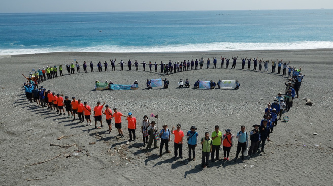 向海致敬齐心净滩活动，期盼让全民看见维护海岸环境的用心与决心。（图／花莲县环保局提供）