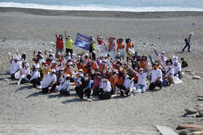 守护海洋是共同的责任，花莲海岸由政府与民眾一起携手爱护。（图／花莲县环保局提供）