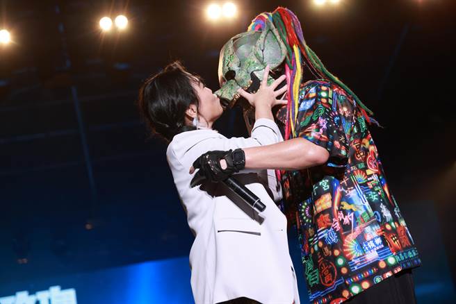 血肉果汁机与张秀卿同台合作。（新视纪整合行销提供）