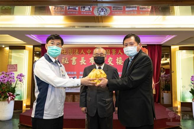 军友社秘书长布达交接，由理事长黄呈琮监交，新任秘书长简士伟（右）与原任代秘书长谢明德（左）交接印信。(军闻社提供)