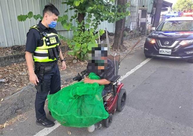 日前台中大里1刘姓身障男子因电动车故障，脚又有伤亦无手机，独坐车上许久未动，热心民眾替其报警求助。（雾峰警分局提供／潘虹恩台中传真）