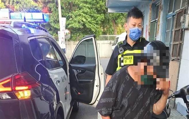 雾峰警分局获报，热心护送其返家。（雾峰警分局提供／潘虹恩台中传真）