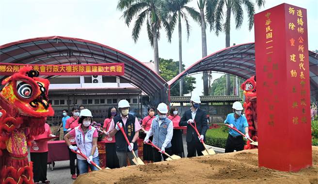 内政部常务次长吴堂安、苗栗县长徐耀昌等人持铲动土。（李京升摄）