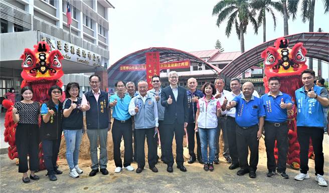 眾人拍照合影留念。（李京升摄）