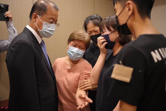 警政署长黄明昭到三重分局已故警员苏文明灵前致意，并慰问黄员遗属。（新北市警察局提供）