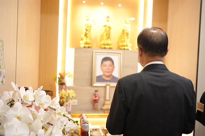 警政署长黄明昭到三重分局已故警员苏文明灵前致意，并慰问黄员遗属。（新北市警察局提供）