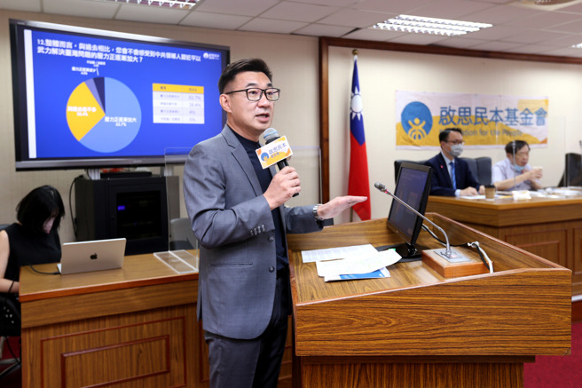 启思民本基金会3日发布「10月份民本调查－台湾政策法」民调结果，基金会董事长、国民党立委江启臣说明各项民调数据的结果。（黄世麒摄）