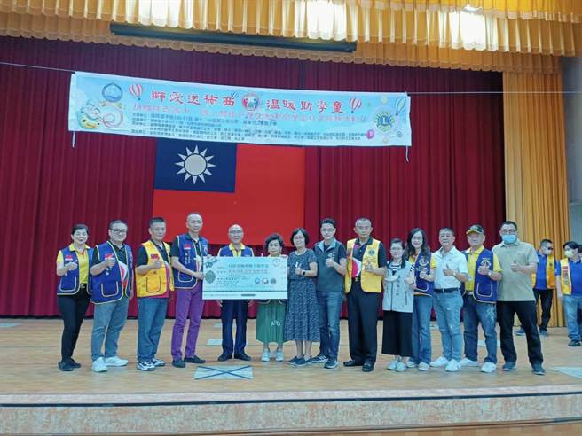 國際獅子會以及高雄市二聖獅子會成員捐款幫助弱勢，共有25名學童受惠。（議員周奕齊服務處提供／李俊淇台南傳真）