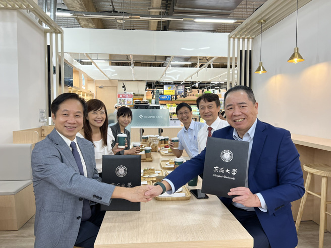 东海大学校长张国恩(左)与家乐福总经理王俊超(右)代表双方签订MOU，推动永续人才。(照片/东海大学提供)
