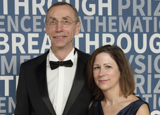 帕博2014年坦承自己是双性恋，他一直以为自己是同性恋，可是却爱上了充满「男孩子气」的美国灵长类学科学家维吉伦特（Linda Vigilant，图右），两人最后结婚，育有1子1女。（美联社）