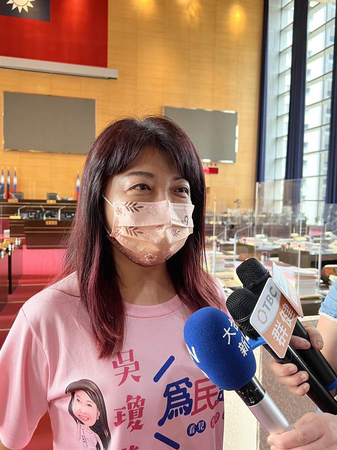 国民党台中市议会党团书记长吴琼华认为，选举将届，下届府会可能重新洗牌，不论谁当选，新任市长都应在市政上尊重预算法。（林欣仪摄）