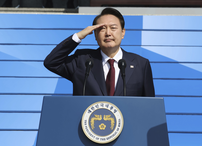 南韩总统尹锡悦的得力助手法务部长韩东勋、检察总长李沅石及检察长宋庚镐，表现亮眼颇受好评。图为南韩总统尹锡悦出席「国军日」。(图/美联社) 