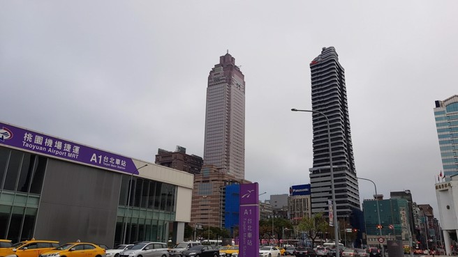 右側那一棟為位於台北市忠孝西路的金雞母「基泰忠孝」大樓。（翻攝 基泰Worktel 粉專）