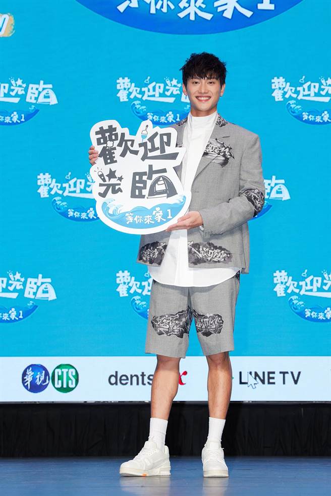 范少勋以一身灰色西装帅气出席记者会。（灰人文化提供）