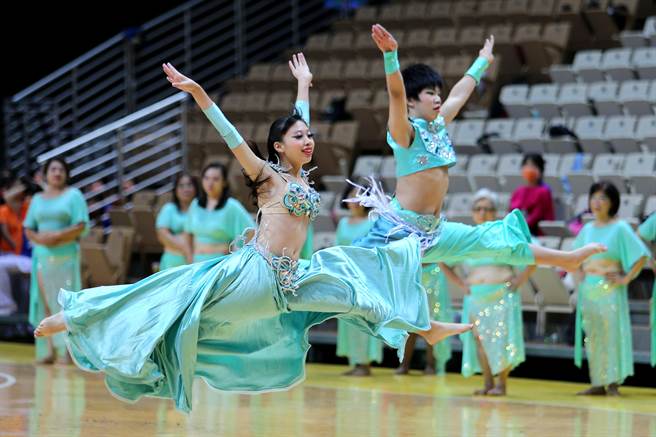 「體育觀摩表演嘉年華」2日在新莊體育館登場，新北市中東肚皮舞委員會的何亮萱（左）及李和儒（右）演出雙人肚皮舞，兩人也是剛出爐的台灣肚皮舞大賽冠軍。（黃世麒攝）