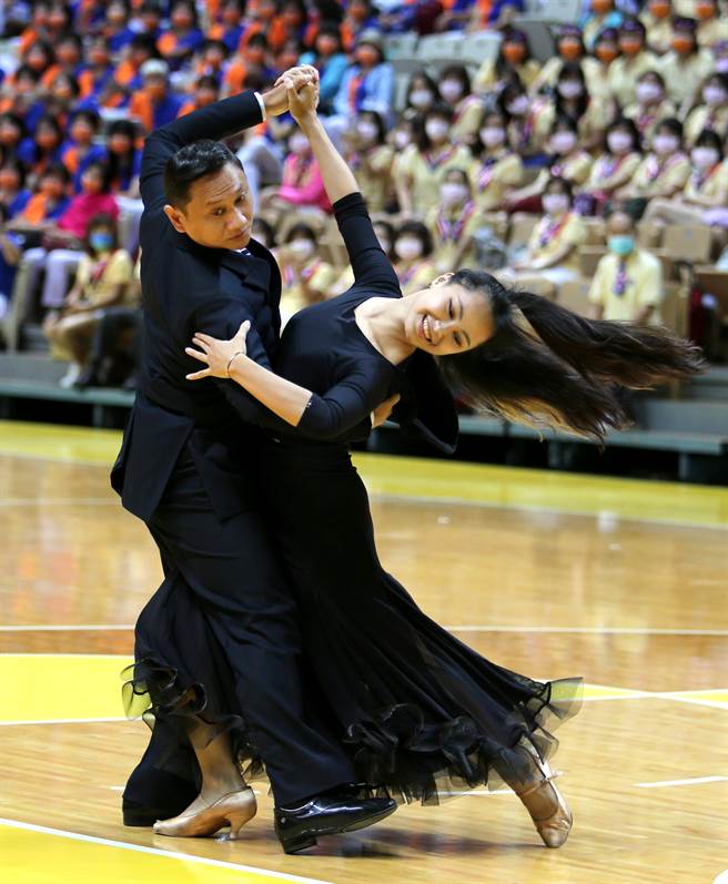 「體育觀摩表演嘉年華」2日在新莊體育館登場，新北市體育會體育運動舞蹈委員會帶來的舞蹈表演，展現曼妙的舞姿。（黃世麒攝）