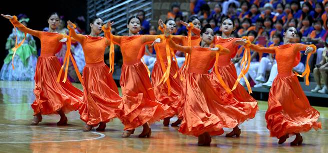 「體育觀摩表演嘉年華」在新莊體育館登場，新北市體育會體育運動舞蹈委員會帶來的舞蹈表演，由14歲以下的舞者帶來拉丁組曲，展現曼妙的舞姿。（黃世麒攝）
