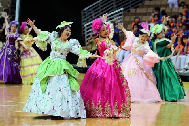 「體育觀摩表演嘉年華」2日在新莊體育館登場，新莊區體育會國際標準舞委員會帶來的華麗宮廷圓舞曲，舞者穿上亮麗的服裝，優雅的舞蹈令人沉浸在古典旋律的視覺饗宴。（黃世麒攝）