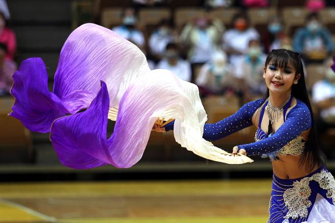 「體育觀摩表演嘉年華」2日在新莊體育館登場，新北市中東肚皮舞委員會演出飄扇肚皮舞，才剛在台灣肚皮舞全國大賽中奪得第3名的佳績。（黃世麒攝）