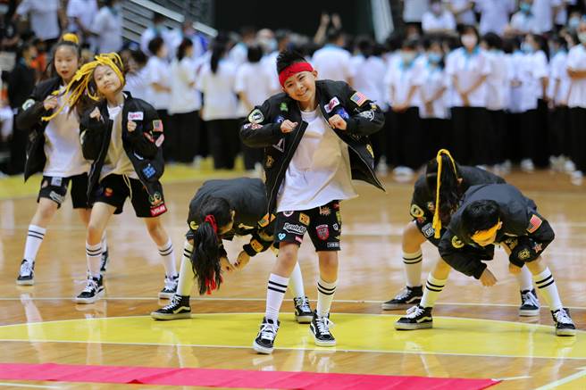 「體育觀摩表演嘉年華」2日在新莊體育館登場，新莊頭前國中熱舞社的學生以流行熱舞結合現代舞，翻展出獨特的舞蹈呈現方式，學生們舞動肢體，展現年輕熱情活力。（黃世麒攝）