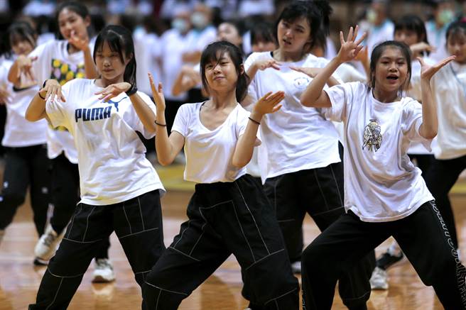 「體育觀摩表演嘉年華」2日在新莊體育館登場，新莊頭前國中熱舞社的學生以流行熱舞結合現代舞，翻展出獨特的舞蹈呈現方式，學生們舞動肢體，展現年輕熱情活力。（黃世麒攝）