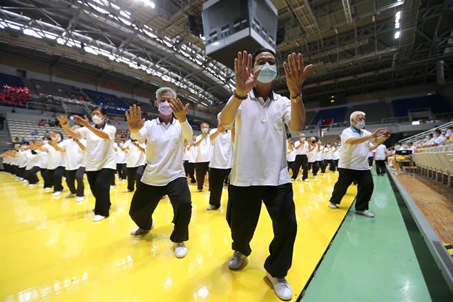 「體育觀摩表演嘉年華」2日在新莊體育館登場，新北市體育總會太極拳委員會的長者們表演「楊氏太極拳64式第一段」，結合養生與武術運用，剛柔並濟，鬆沉貫串，快慢相間，兼具修身與健體。（黃世麒攝）