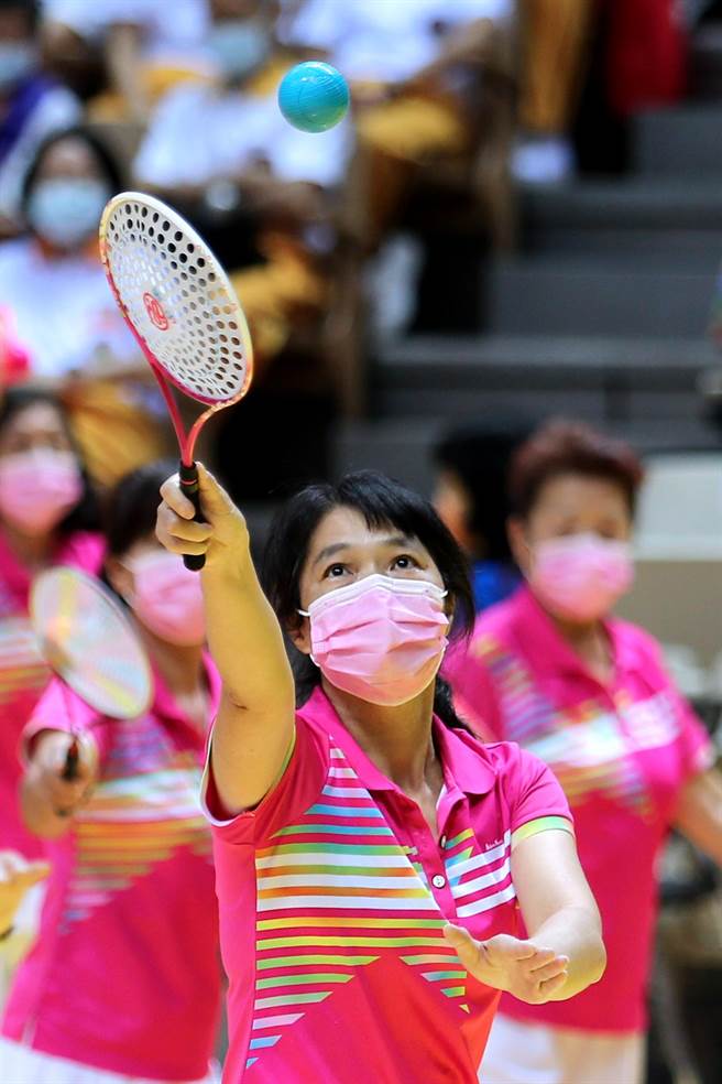 「體育觀摩表演嘉年華」2日在新莊體育館登場，新北市健康柔力球協會成員們在輕快的旋律中，配合柔力球的流利順暢套路，整齊畫一，展現力與美。（黃世麒攝）