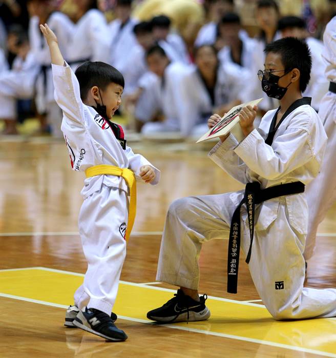 「體育觀摩表演嘉年華」2日在新莊體育館登場，新北市體育總會跆拳道委員會憾龍道館的幼稚園小小朋友，以空手劈破木板，氣勢十足，博得滿堂喝采。（黃世麒攝）