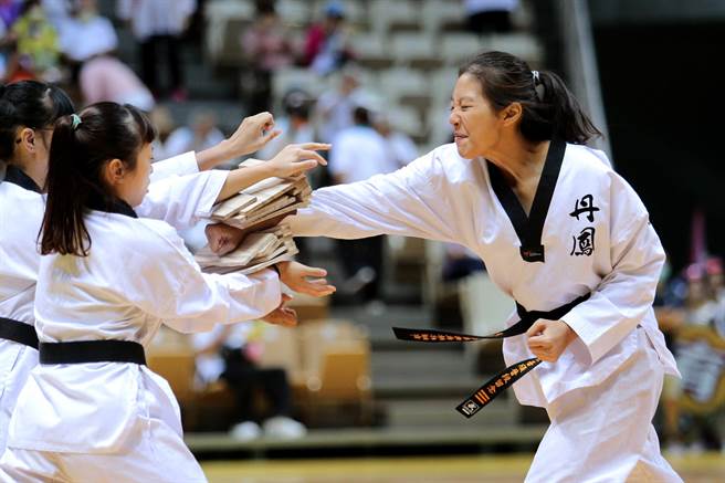 「體育觀摩表演嘉年華」2日在新莊體育館登場，新北市體育總會跆拳道委員會丹鳳高中跆拳道選手擊破木板。（黃世麒攝）