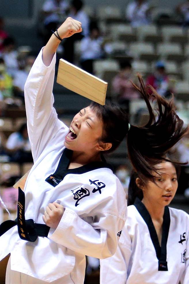 「體育觀摩表演嘉年華」2日在新莊體育館登場，新北市體育總會跆拳道委員會丹鳳高中跆拳道選手擊破木板。（黃世麒攝）