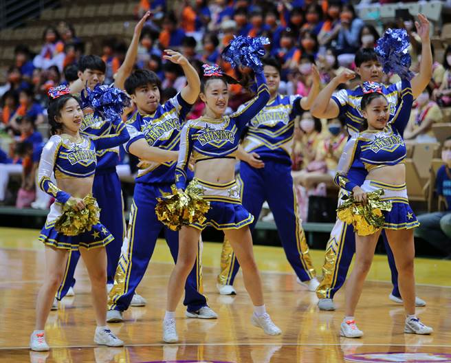 「體育觀摩表演嘉年華」2日在新莊體育館登場，新北市啦啦隊委員會帶來充滿活力、高競技的啦啦隊表演，讓現場熱情洋溢。（黃世麒攝）