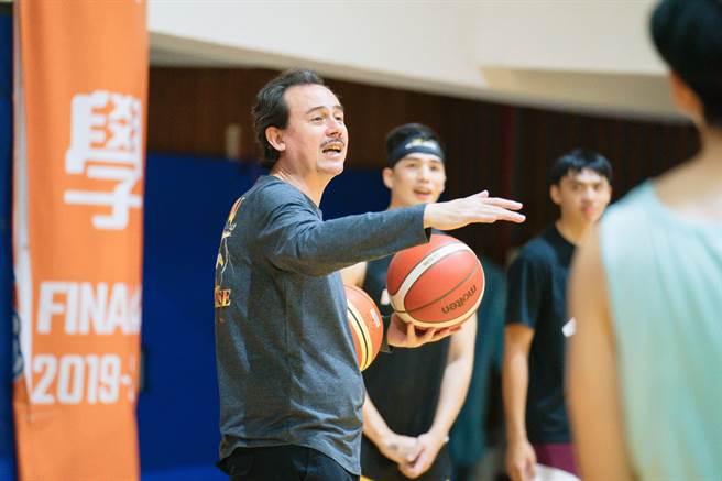 郑志龙指导「Champion Star星光篮球对抗赛」球员动作。（宽宏艺术提供）