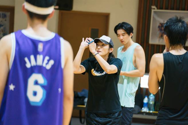 钱薇娟指导动作。（宽宏艺术提供）