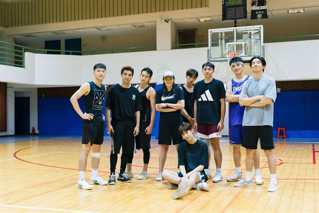 张杰程（左起）、贺军翔、张庭瑚、钱薇娟、蔡承佑、金云、朱俊翰、傅孟伯。（宽宏艺术提供）