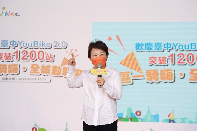 卢市长表示，很高兴市民朋友喜欢YouBike 2.0设置，未来市府也将继续努力。(图／台中市政府交通局提供)