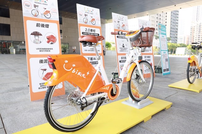 YouBike 2.0E租借方式与2.0相同，可透过「电子票证」或「手机扫码」借车。(图／台中市政府交通局提供)