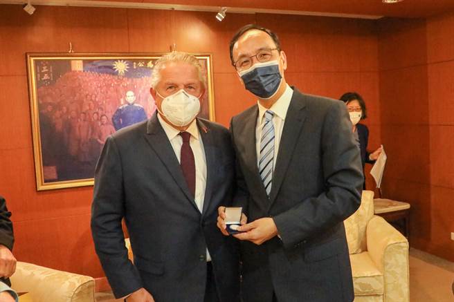 國民黨主席朱立倫（右）會見德國友台小組。（國民黨提供）