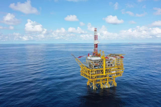 大陆中国海洋石油集团自主设计建造的亚洲第一座深水导管架平台「海基一号」已正式投产，该平台总高340.5米，总重4万吨，2项皆创下大陆石油生产平台纪录。（图／中国海洋石油集团）