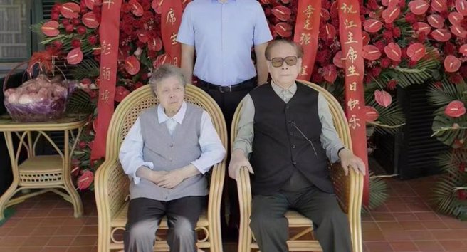 大陆社交媒体昨日流传2张中共前总书记江泽民可能是今年8月生日时所拍摄的照片，显示江泽民虽已96岁高龄，精神气色还相当不错。（图／微博）