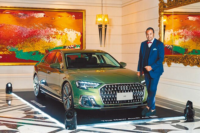 台灣福斯集團暨台灣奧迪總裁安薩瑞（Rahil Ansari）與全新Audi A8。圖／台灣奧迪提供