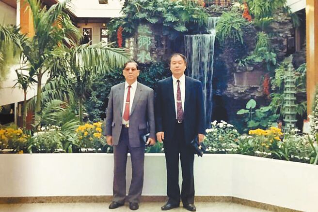 军情局特工张志鹏（左）曾赴广州与解放军总后勤部军械局局长邵正宗（右）在白天鹅宾馆合影。（庞大为提供）